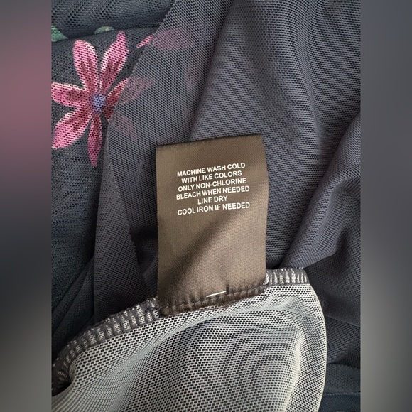 Johnny Was NWT
NATALIE 3/4 MESH TEE LEILANA - Navy, 1X - Picture 12 of 12